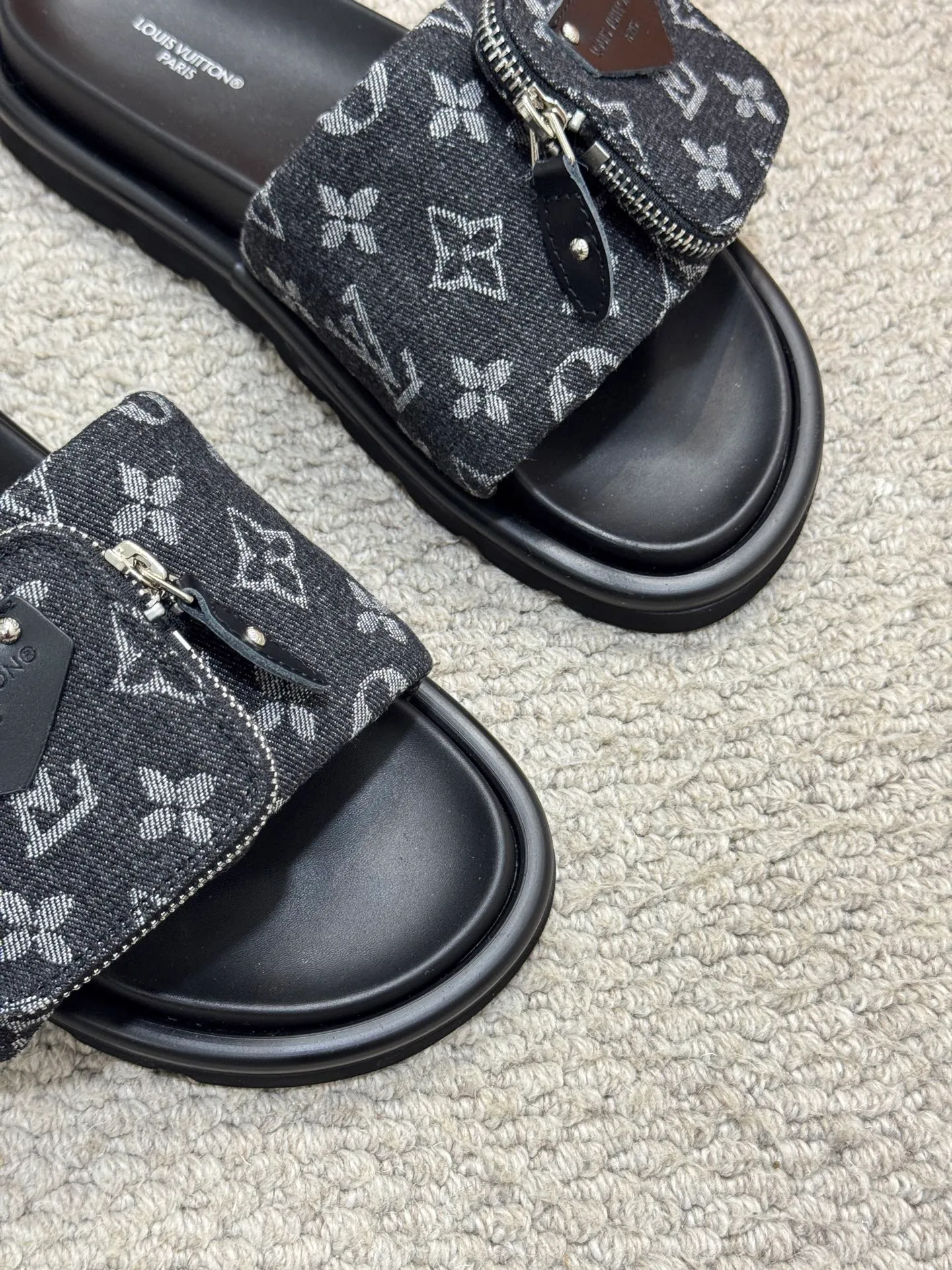 Men's shoes 💰400 [New style] 🦇🦇Top original order [Louis Vuitton] Couple style 👫Spring and summer style🎯🎯As an active family in the fashion industry ⭐ Lv is characterized by bold innovation ⚡Fabric down cloth🔥 Combined outsole, clean and tidy ⚡Fashionable and generous🌹Multiple colors available..Size: 36-44 (45 customized